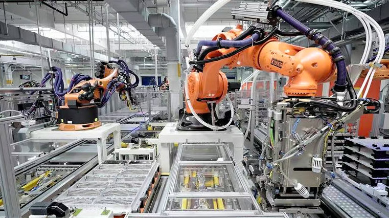 KUKA Roboter bei FAW-Volkswagen produziert einen Akkupack pro Minute